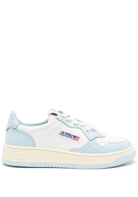 Sneakers in pelle di vitello celeste e bianca con logo Autry sul lato AUTRY | AULW-WB40WHT/ST BLUE